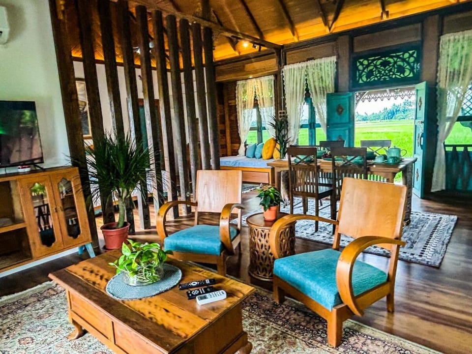 TV and multimedia, Living room, Seating area, Evening entertainment