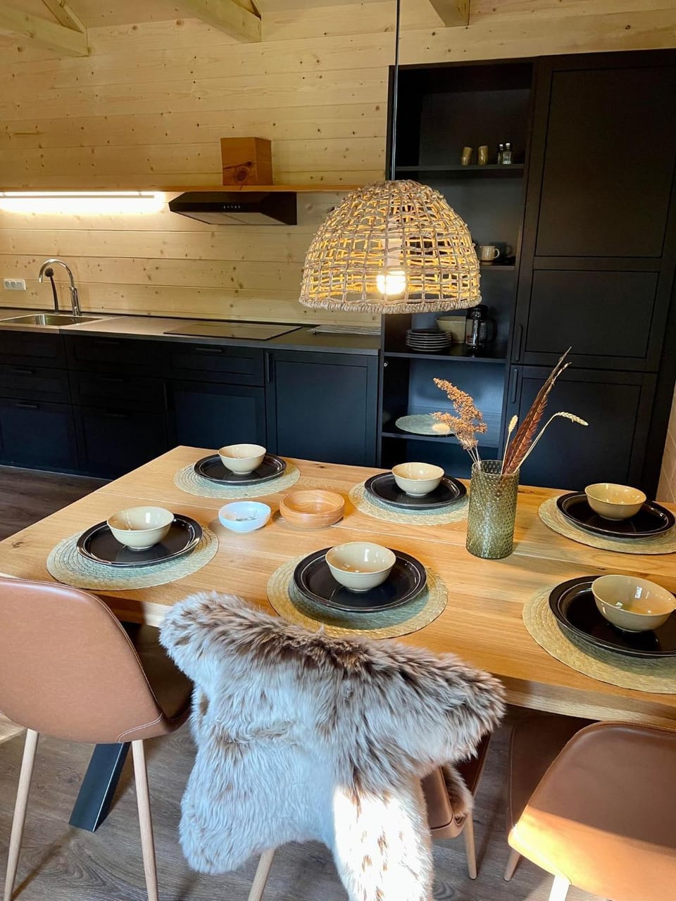 Kitchen or kitchenette, Dining area