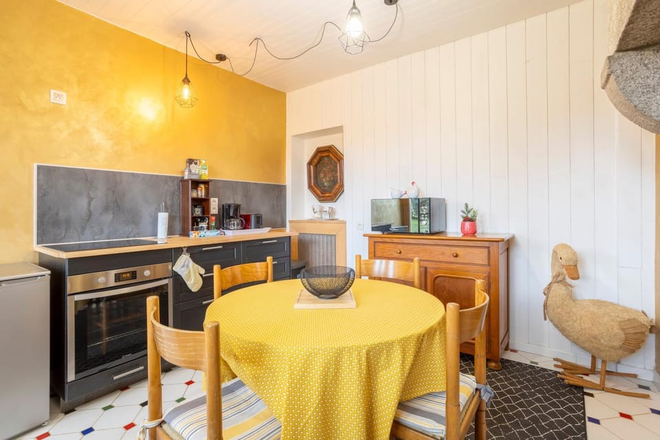 Property building, Kitchen or kitchenette, Living room