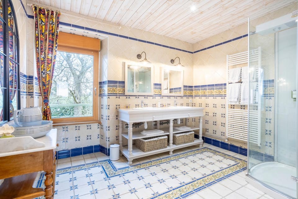 Bathroom, Living room