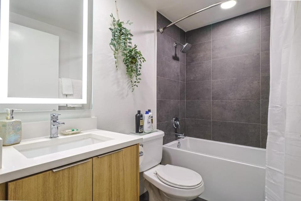 Spacious 2BDR in SM - 5 minutes walk to the beach! Apartment in Santa Monica