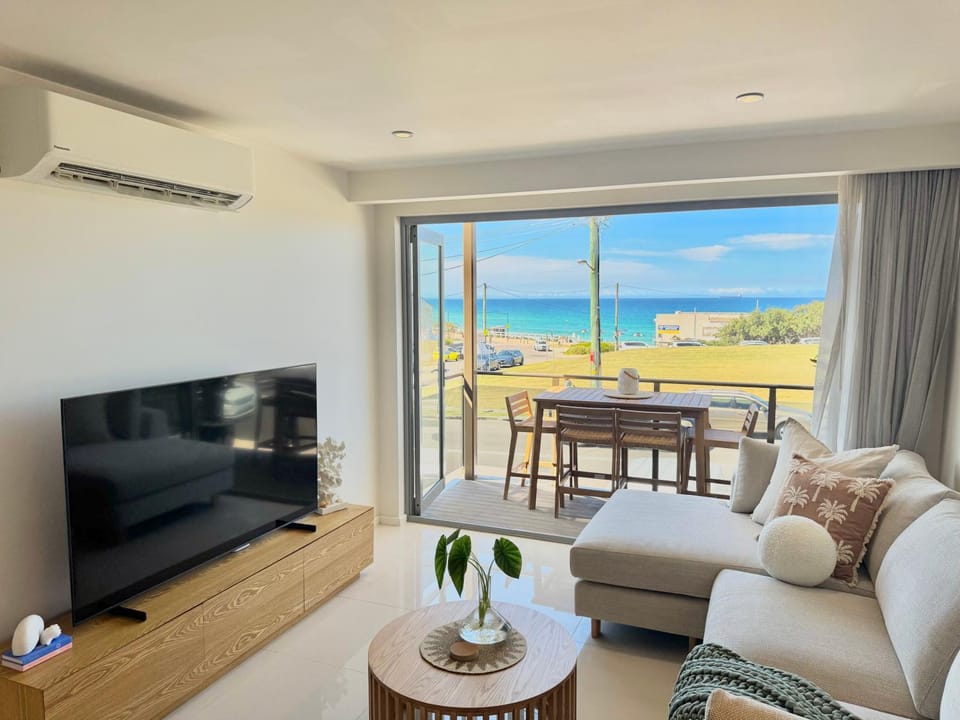 Natural landscape, TV and multimedia, View (from property/room), Balcony/Terrace, Living room, Seating area, Sea view, air conditioner
