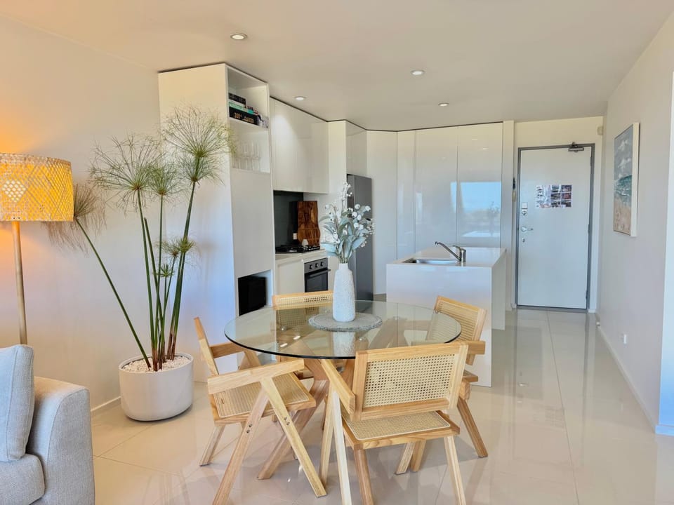 Kitchen or kitchenette, Seating area, Dining area