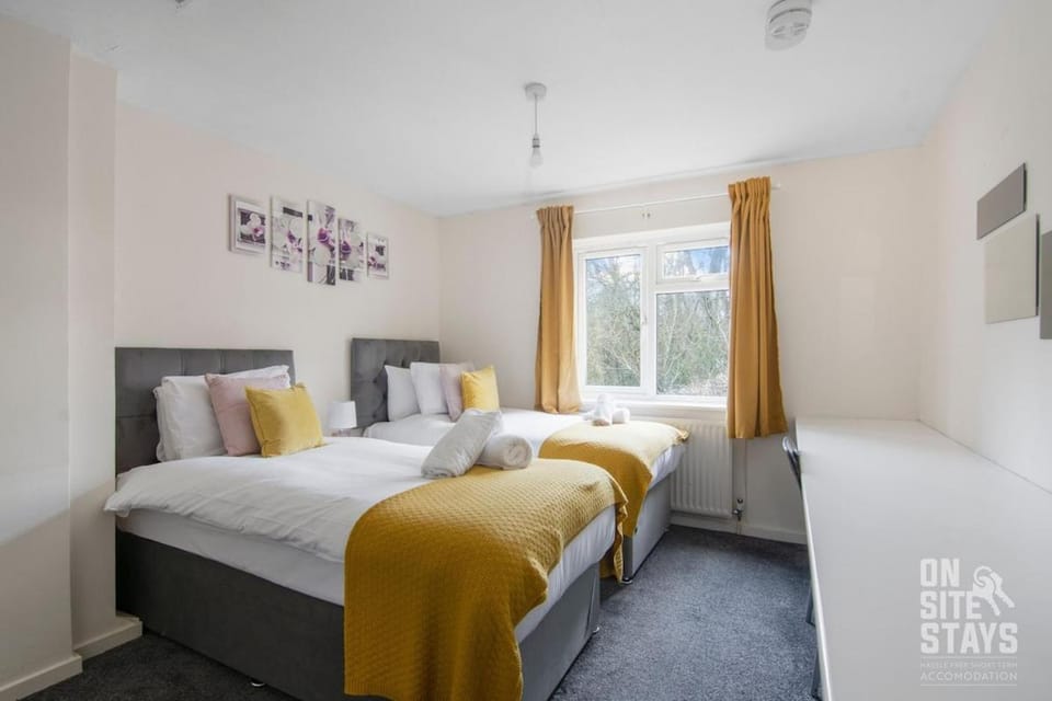 Contractors 4 Bed with Parking Apartment in Hatfield