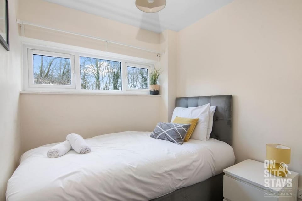 Contractors 4 Bed with Parking Apartment in Hatfield