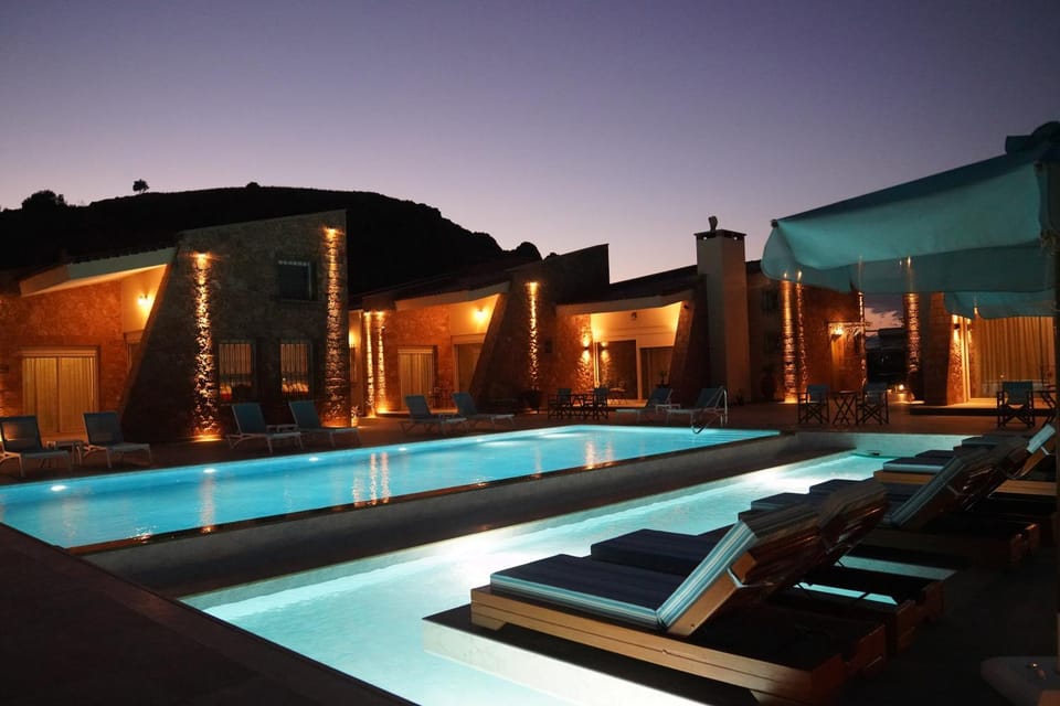 Property building, Swimming pool, sunbed