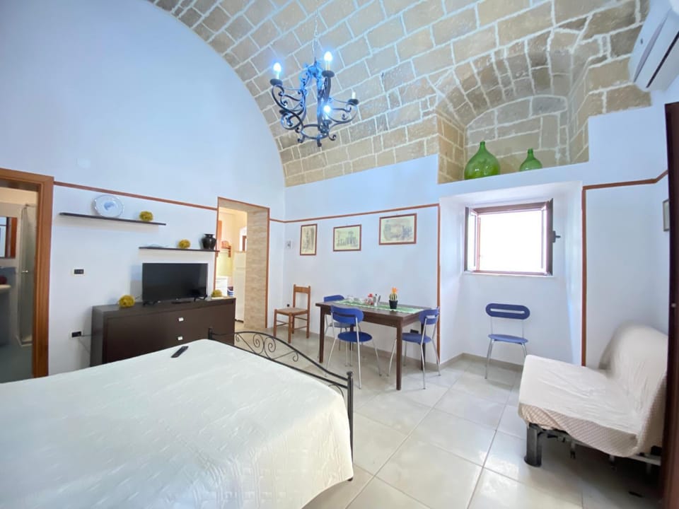Bed, TV and multimedia, Photo of the whole room, Seating area, Bedroom