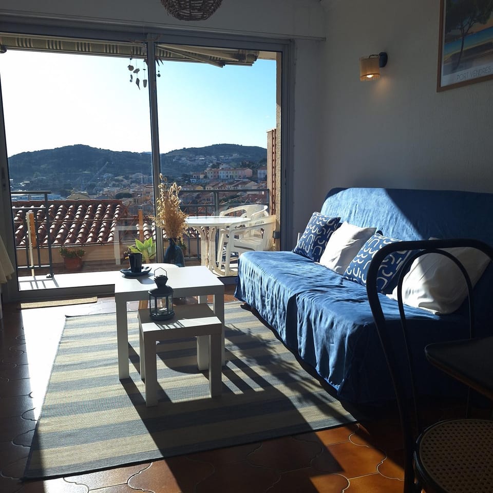 Patio, Day, Natural landscape, Living room, Seating area, City view, Mountain view