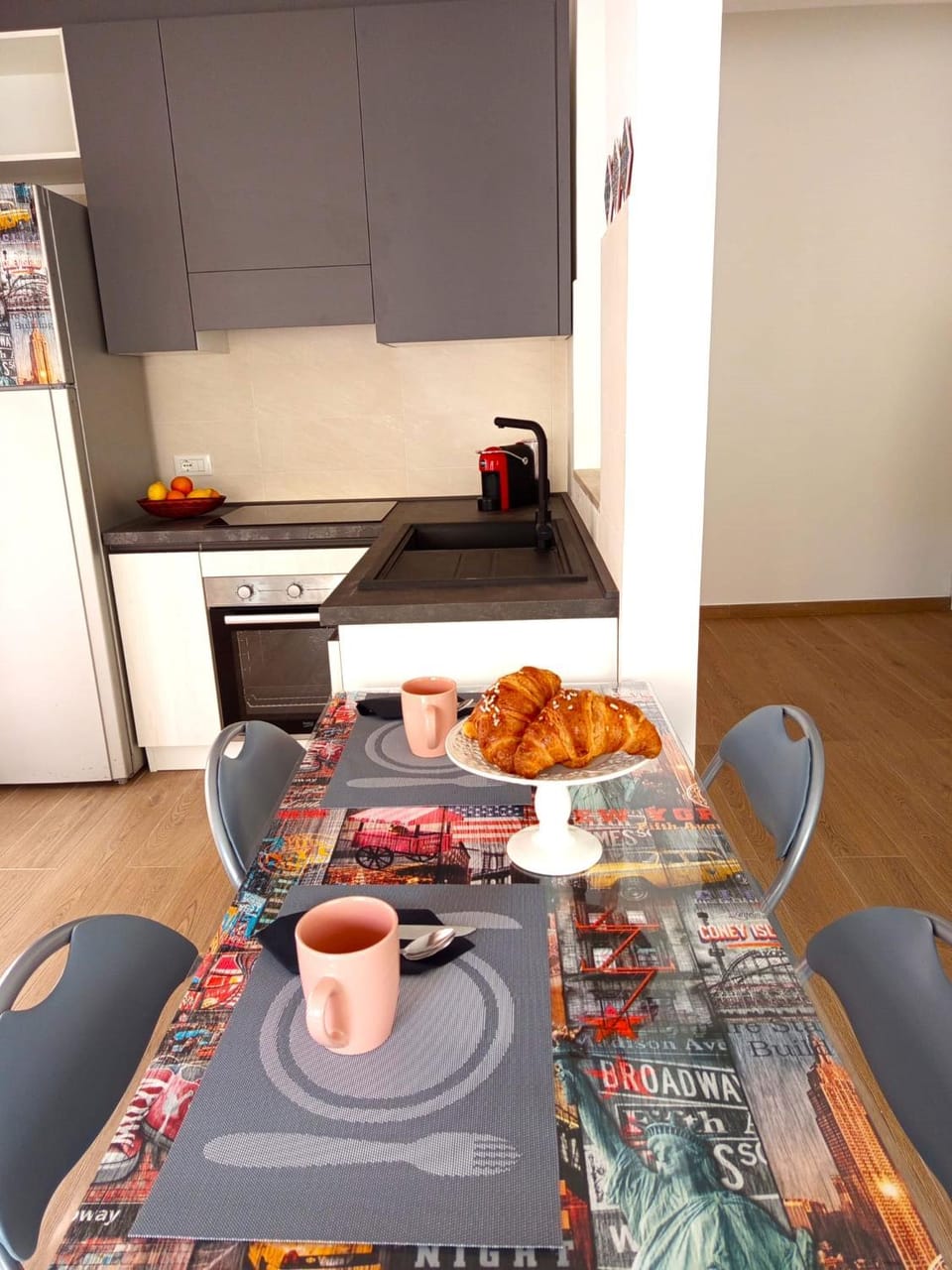 Coffee/tea facilities, Kitchen or kitchenette, Dining area, oven, stove