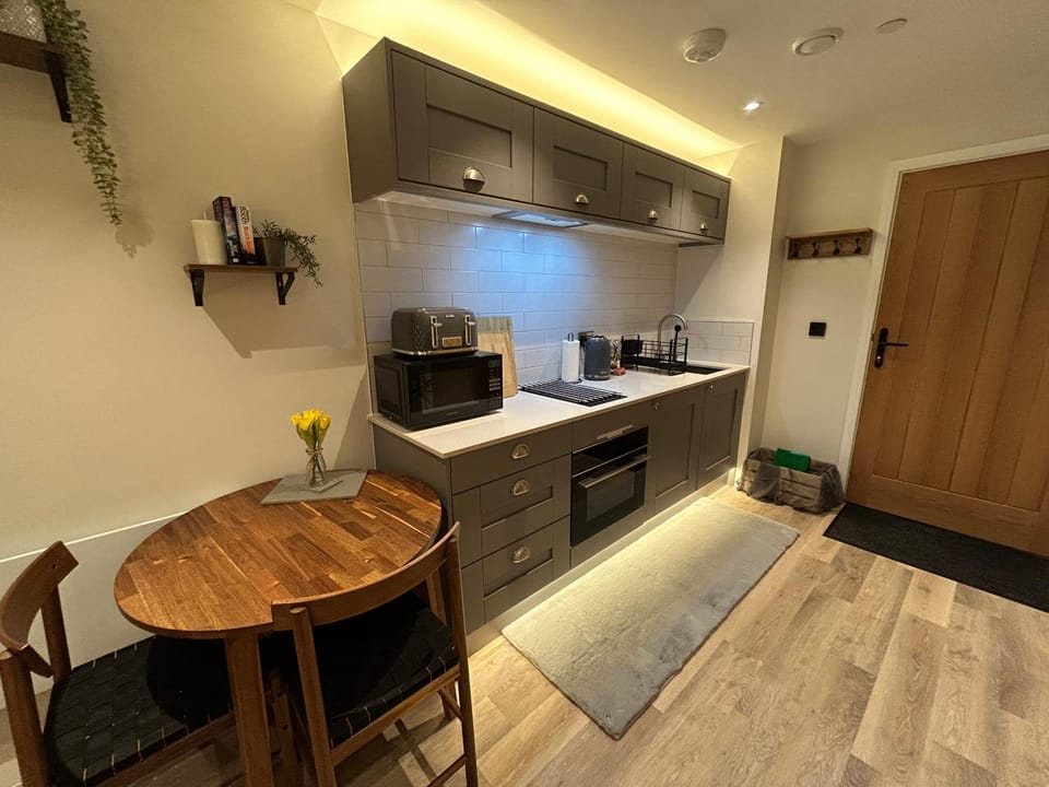 Coffee/tea facilities, Kitchen or kitchenette, Dining area, oven, stove, toaster