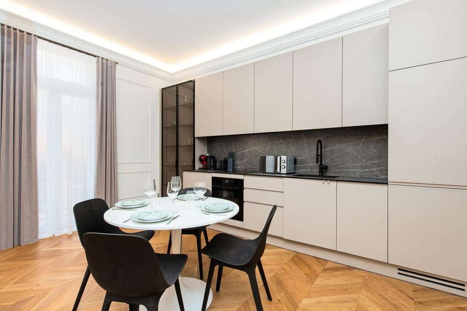 Coffee/tea facilities, Kitchen or kitchenette, Dining area, stove