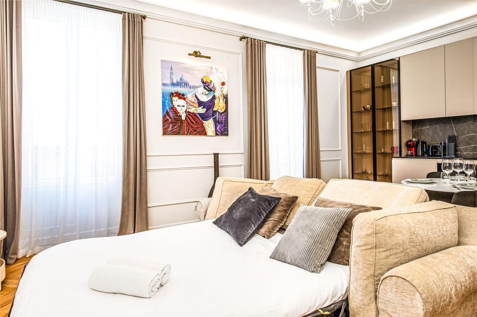 Kitchen or kitchenette, Living room, Seating area