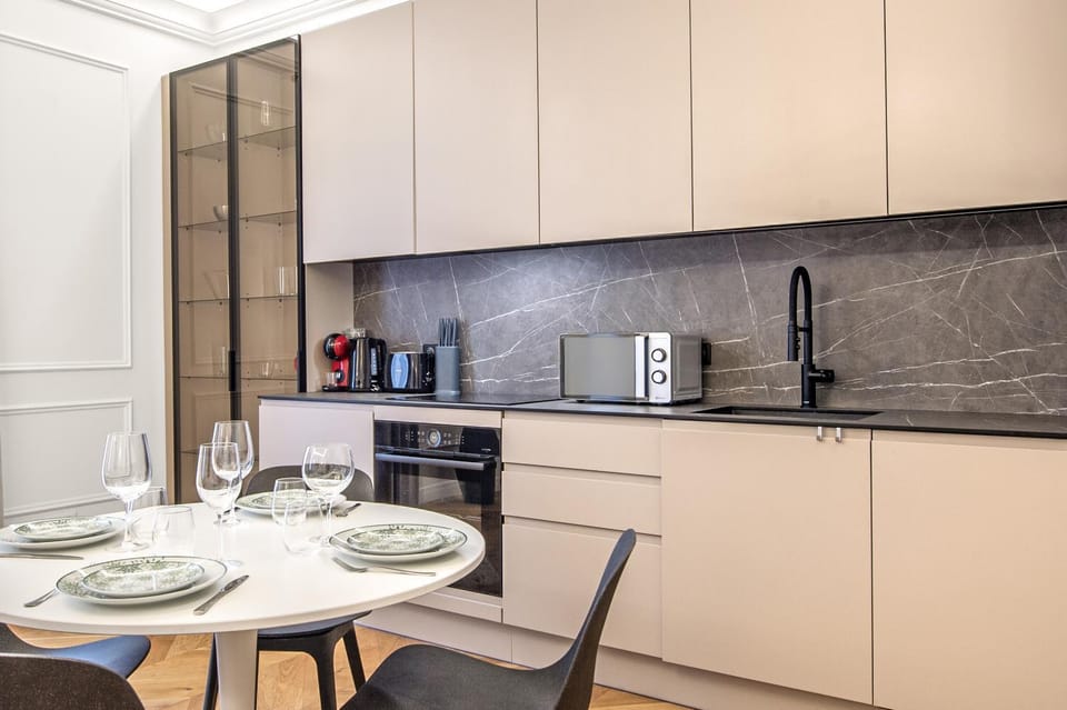 Coffee/tea facilities, Kitchen or kitchenette, Dining area, stove, toaster