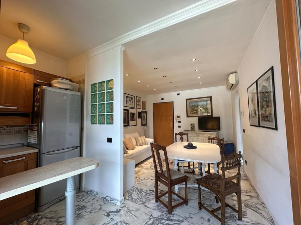 Kitchen or kitchenette, Living room, Seating area, Dining area, oven