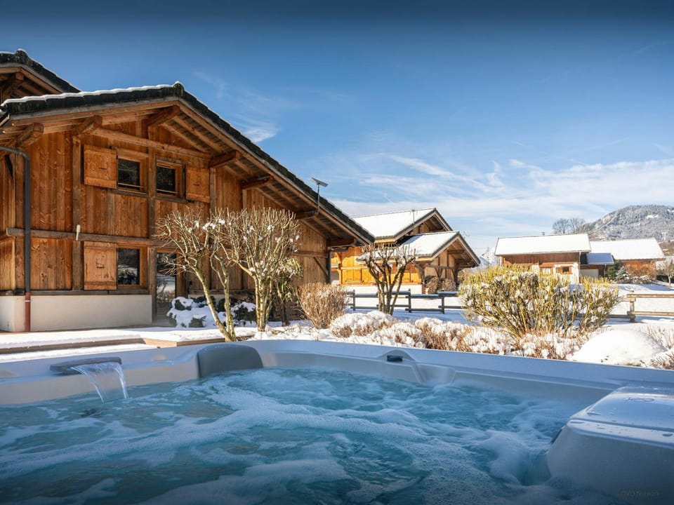 Property building, Day, Natural landscape, Winter, Hot Tub, Mountain view