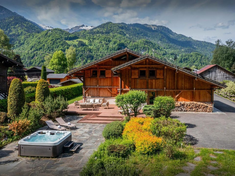 Property building, Day, Natural landscape, Summer, Hot Tub, Garden view, Mountain view