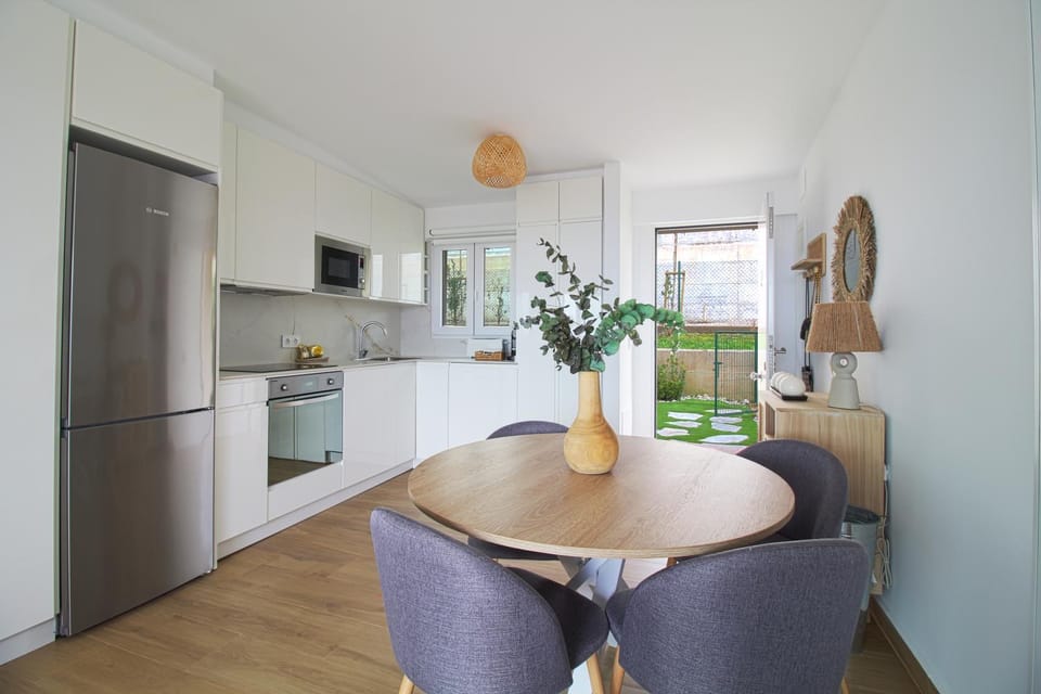 Kitchen or kitchenette, Dining area, oven, stove