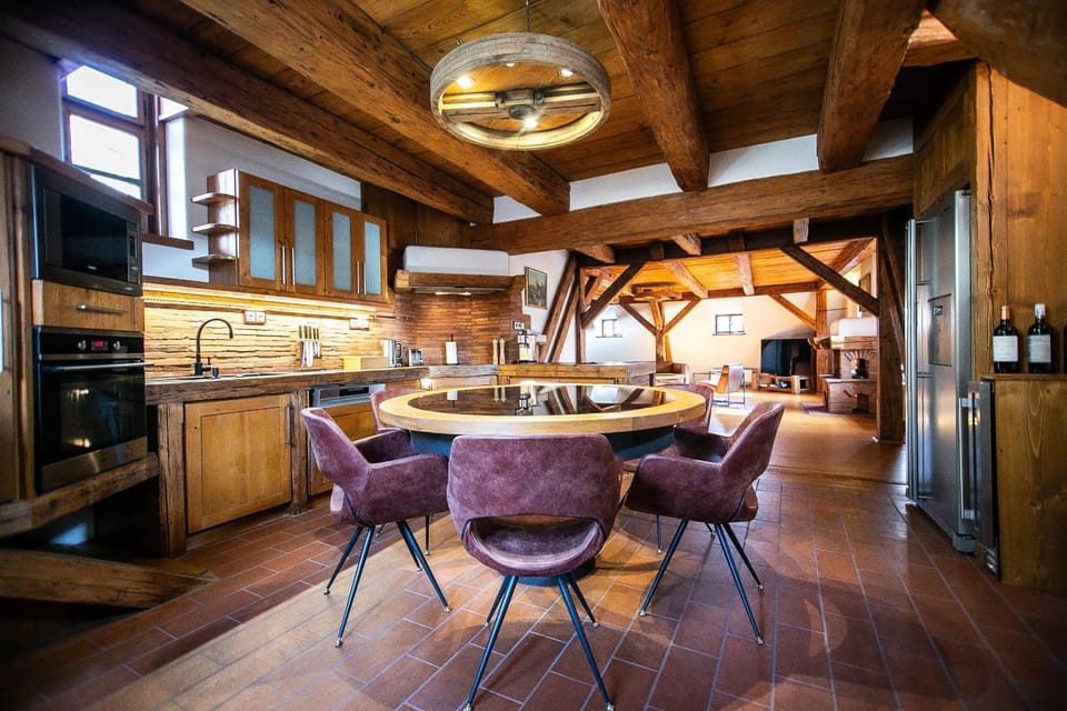 Kitchen or kitchenette, Seating area, Dining area, oven