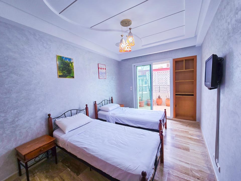 Bed, TV and multimedia, Photo of the whole room, Bedroom