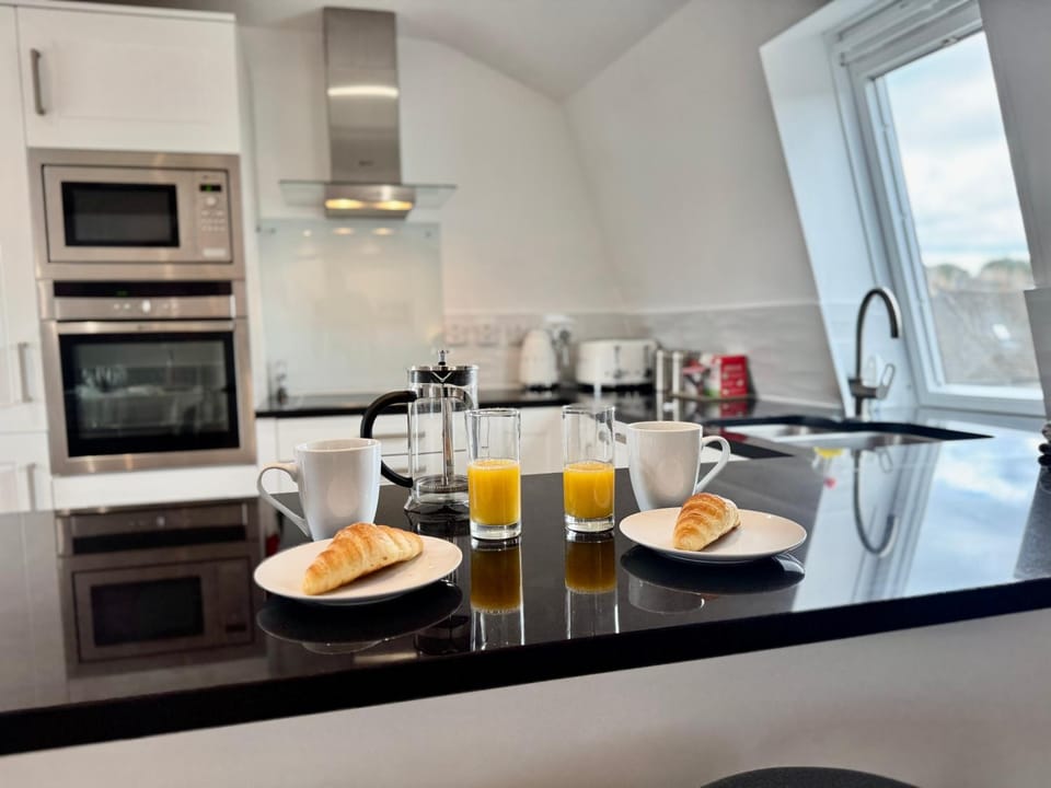Kitchen or kitchenette, Food and drinks, Dining area, Food, toaster