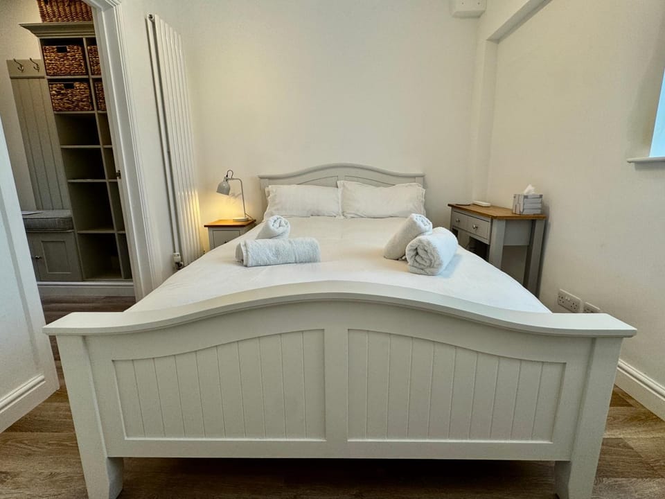 Bed, Bedroom, towels