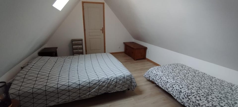 Photo of the whole room, Bedroom