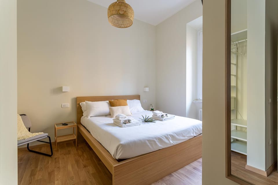 Photo of the whole room, Bedroom