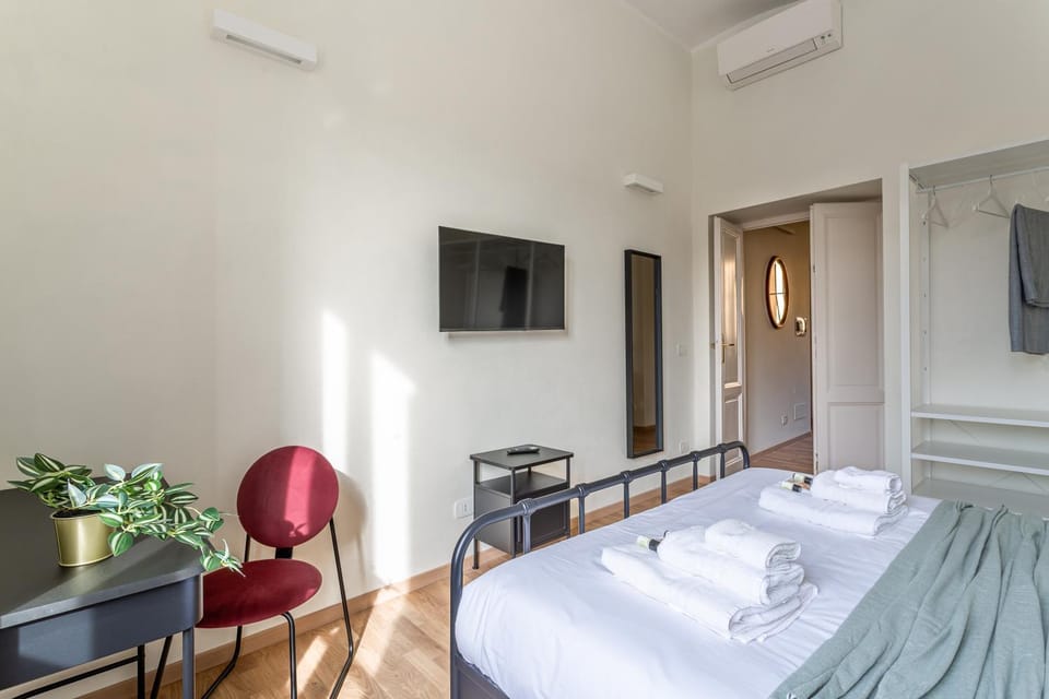 Photo of the whole room, Bedroom