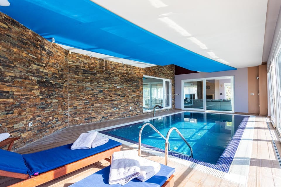 Swimming pool, sunbed