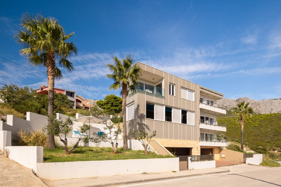 Property building, Day, Swimming pool