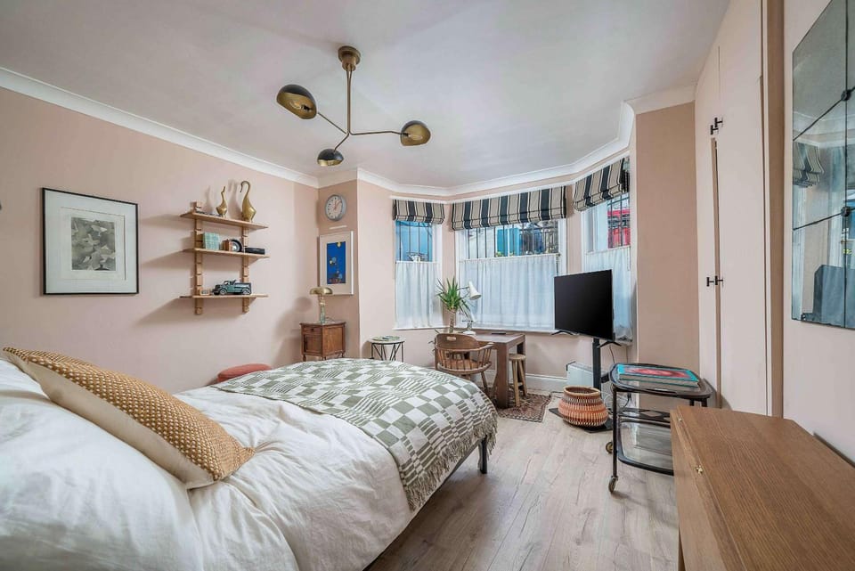 Bed, TV and multimedia, Bedroom