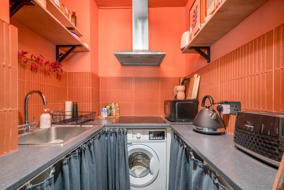 Coffee/tea facilities, Kitchen or kitchenette, dishwasher, oven, stove, toaster, washing machine, dryer