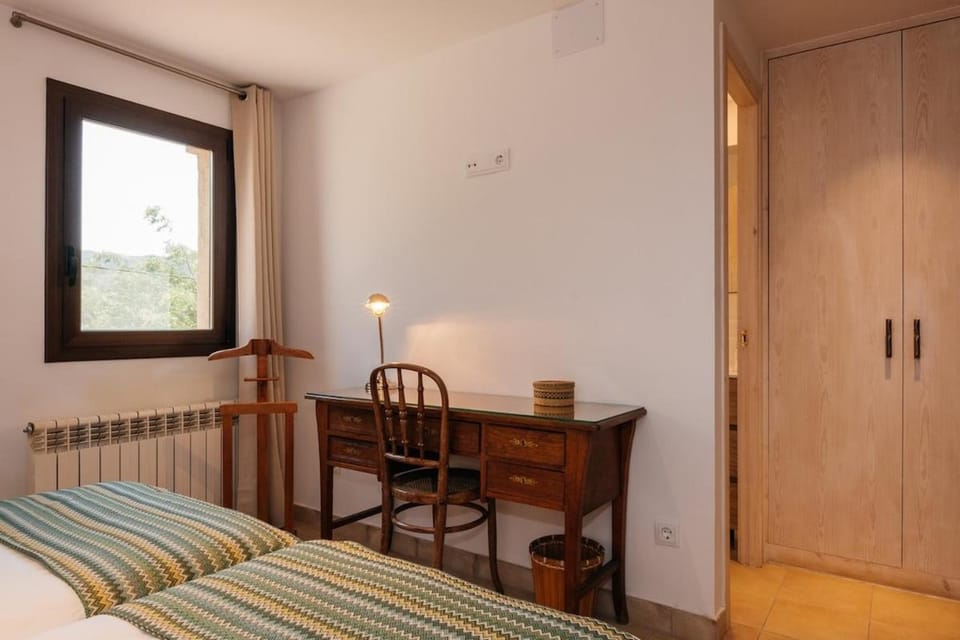 Bed, Photo of the whole room, Bedroom, wardrobe