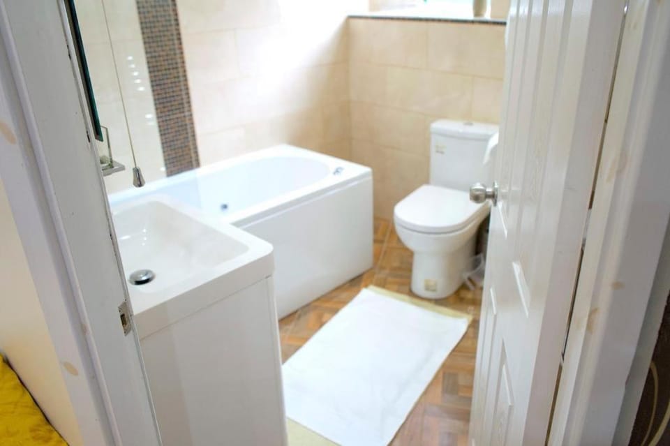 4 bedroom cosy home Birmingham House in Oldbury