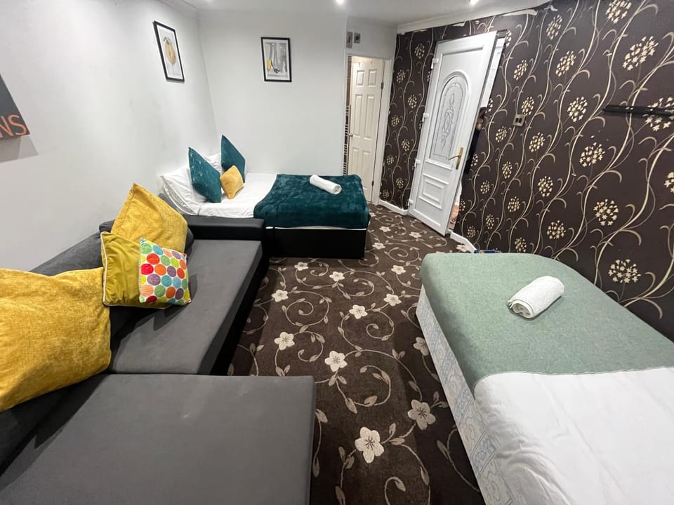 4 bedroom cosy home Birmingham House in Oldbury