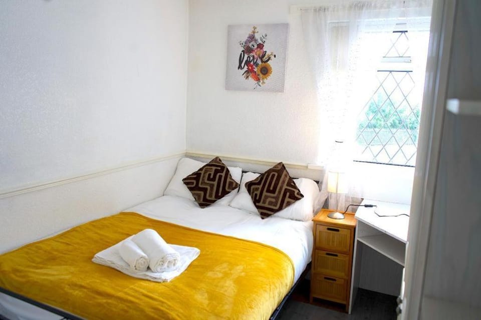 4 bedroom cosy home Birmingham House in Oldbury