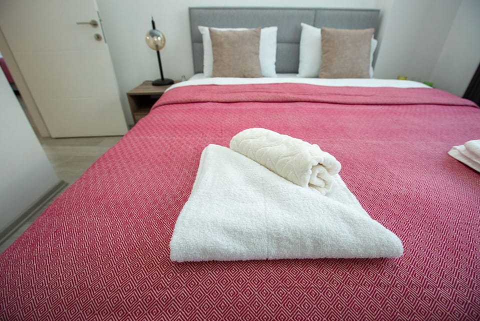 Bed, Photo of the whole room, Bedroom, towels