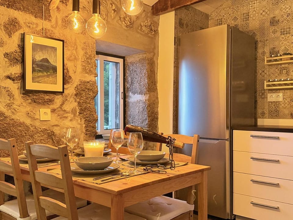 Kitchen or kitchenette, Dining area