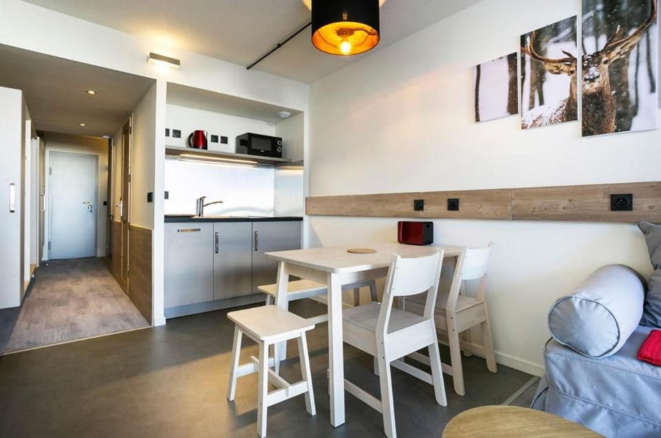 Kitchen or kitchenette, Dining area, stove