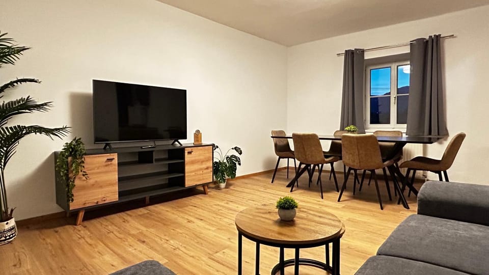 Communal lounge/ TV room, TV and multimedia, Living room, Seating area, Dining area, Evening entertainment