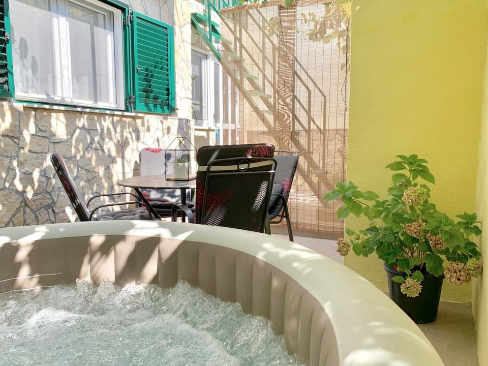 BBQ facilities, Hot Tub, Balcony/Terrace, Spa and wellness centre/facilities, Bath