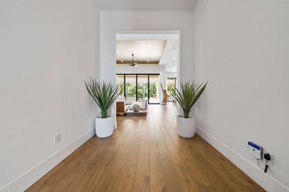 The Ultra-Modern Mansion-TT387 House in Four Corners