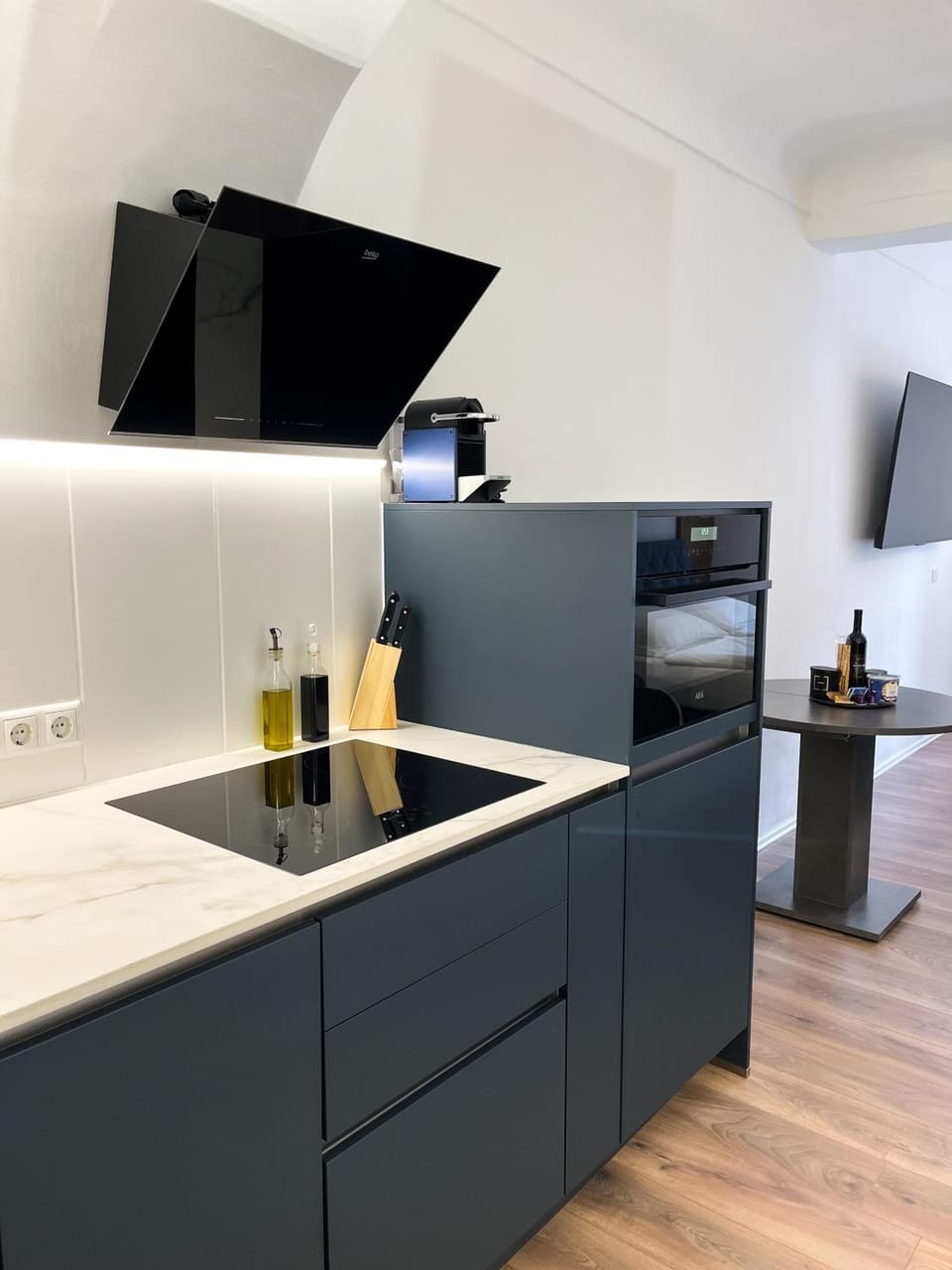 TV and multimedia, Kitchen or kitchenette, oven, stove