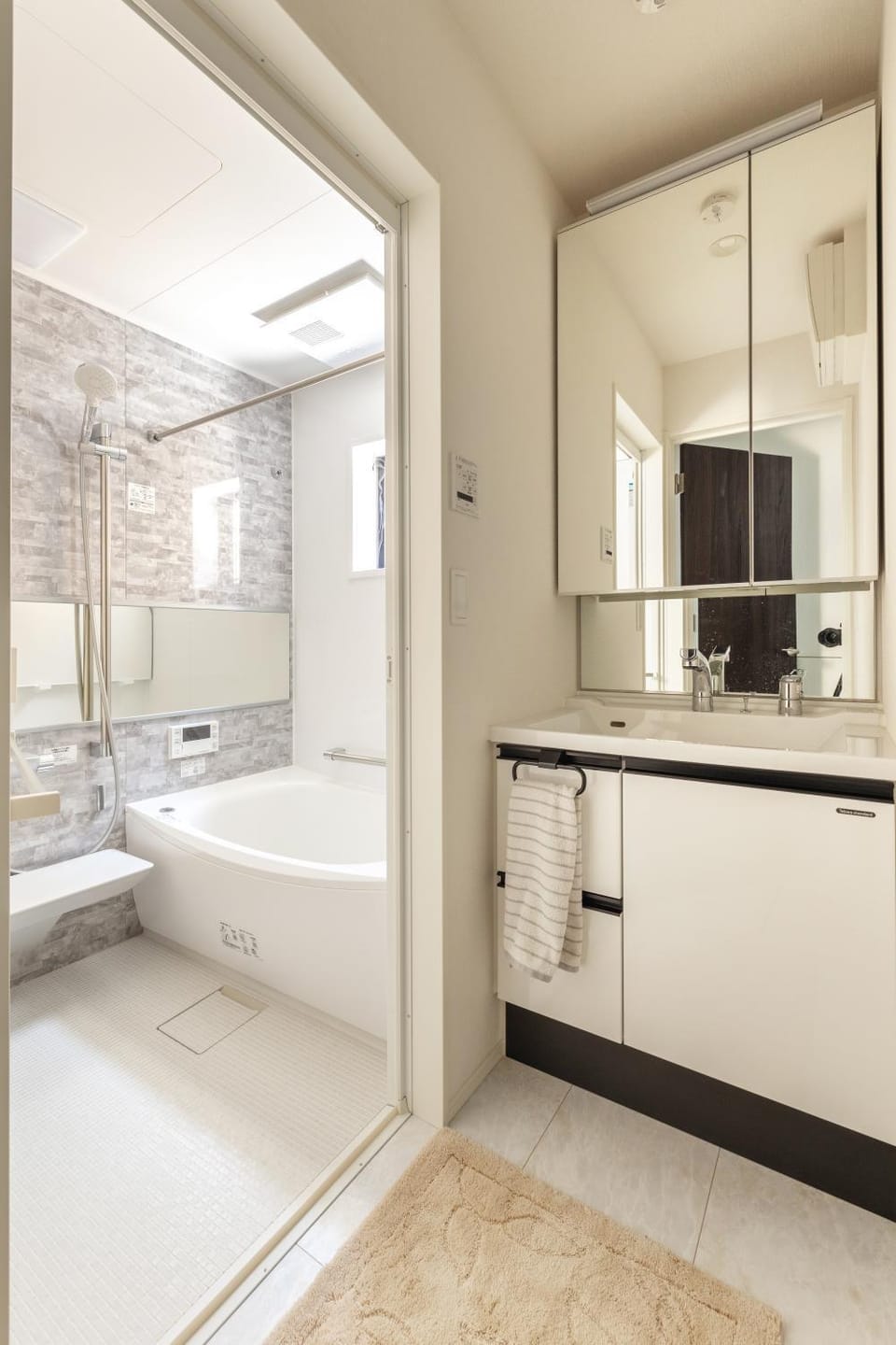 Shower, Bed, Bathroom, Kitchen or kitchenette, Photo of the whole room, Bedroom, Bath, towels