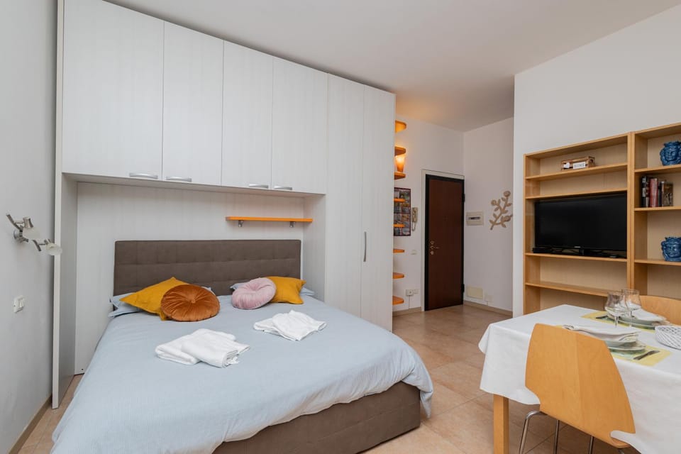 Bed, TV and multimedia, Photo of the whole room, Bedroom, towels, wardrobe