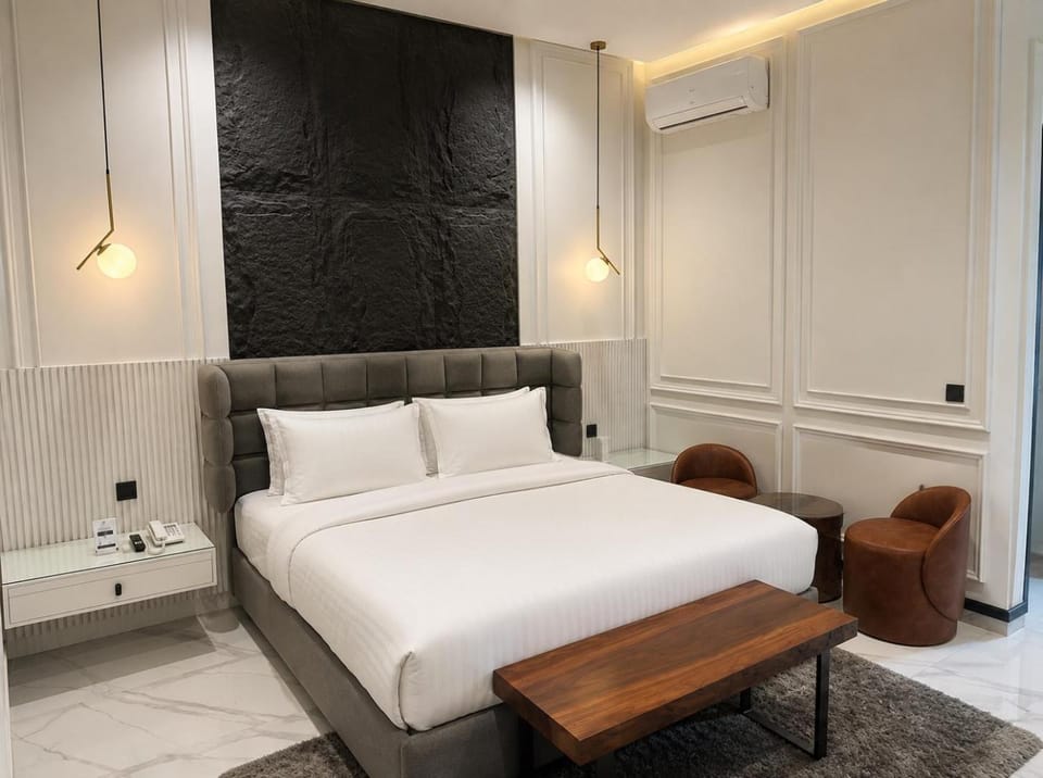 Bed, Seating area