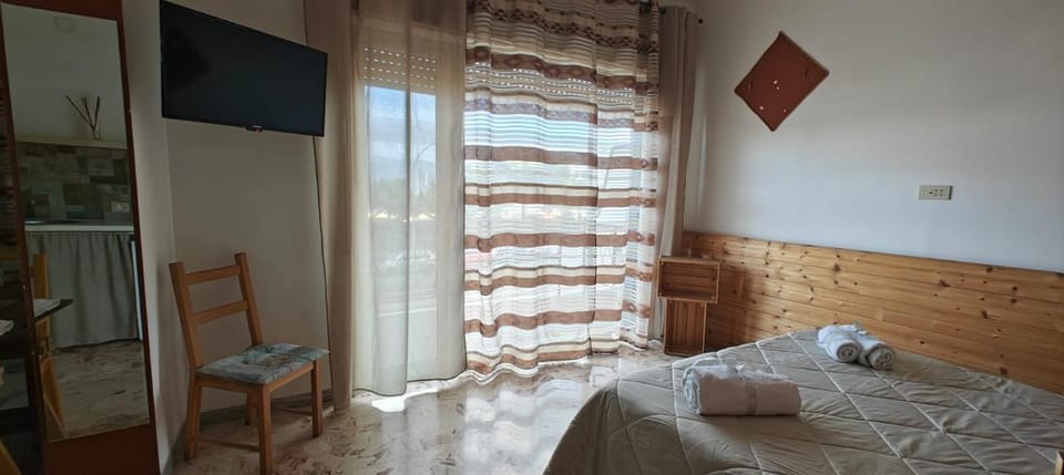 Bed, TV and multimedia, Bedroom, internet, towels