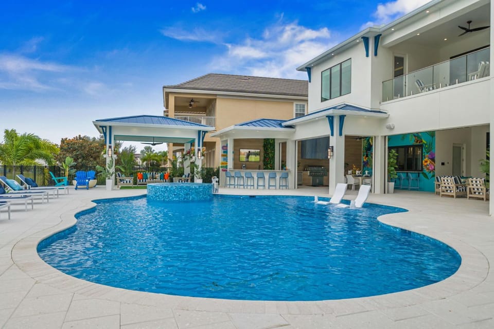 Property building, Patio, Day, Pool view, Swimming pool, sunbed