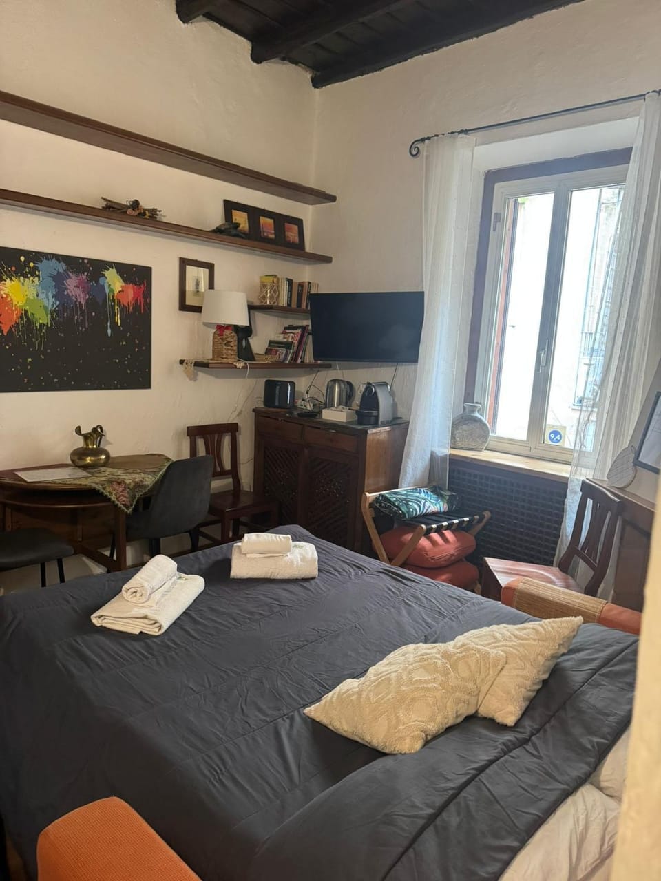 Bed, TV and multimedia, Living room, Seating area, towels