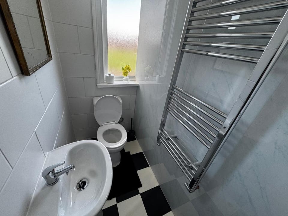 Double-Bedroom in the Heart of Salford Manchester GCSW1 Perfect for Short Stays Bed and Breakfast in Salford